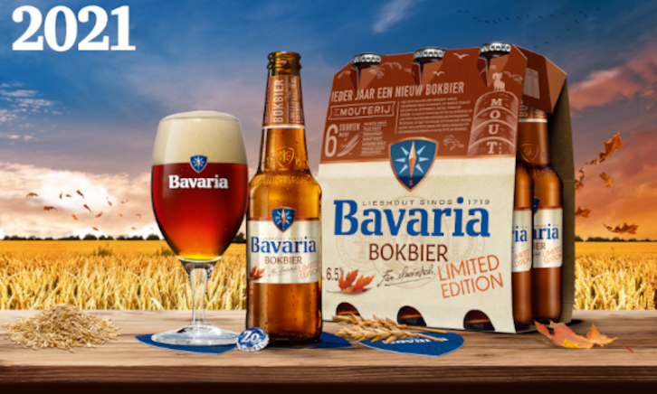 Bavaria Herfstbok 2021 sixpack, glas, en flesje voor een veld met granen